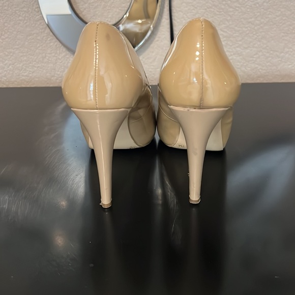 Nude patent 4” heel. Worn 3 times. In great condition. Size 7 - Picture 4 of 7